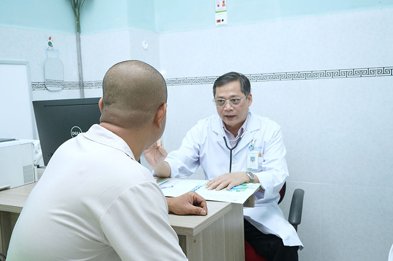 bs duy phong tư vấn bệnh nhân