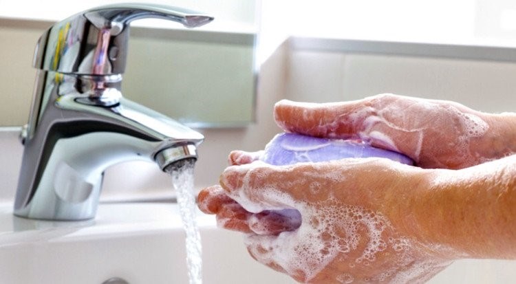 vệ sinh tay bằng xà phòng
